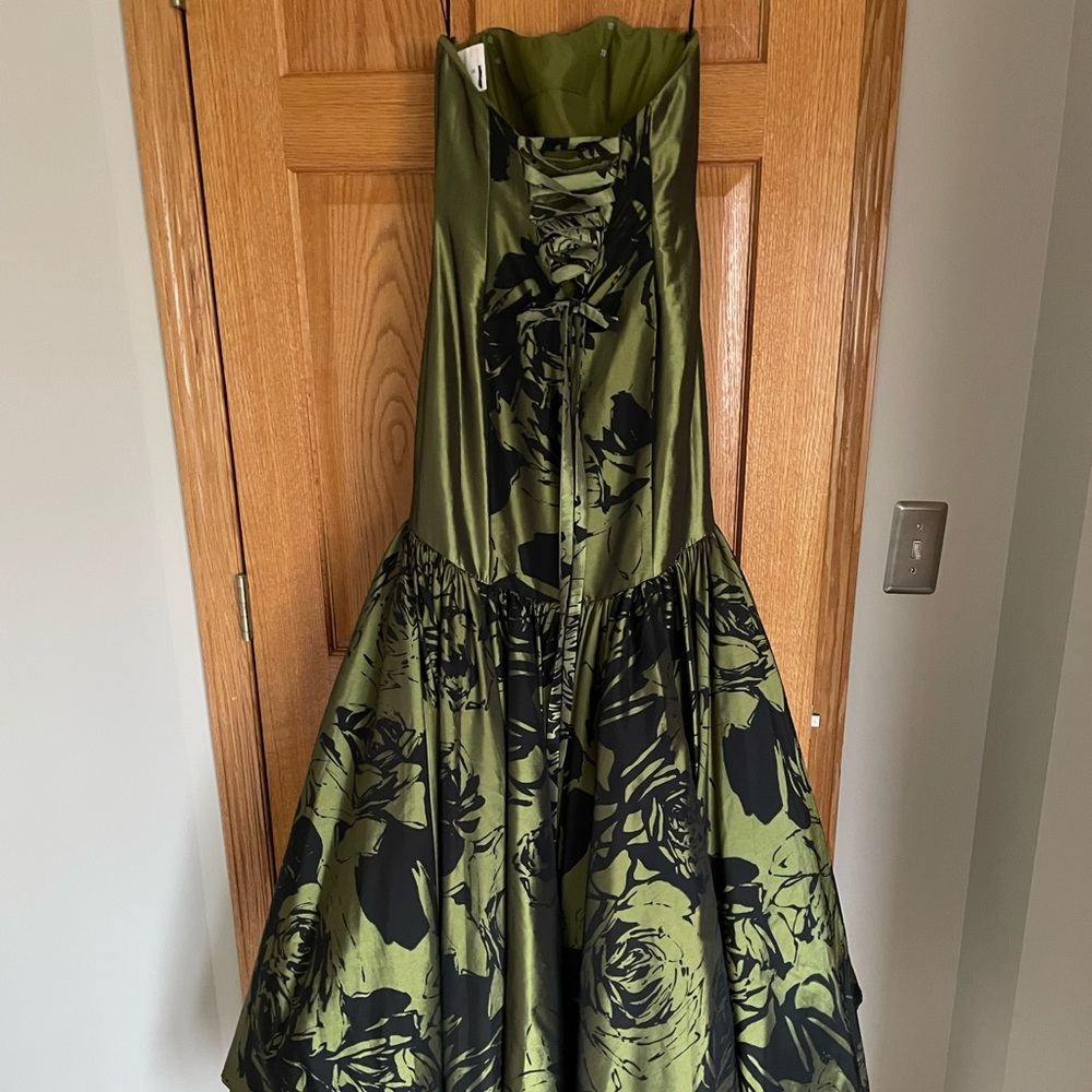 Formal Green gown size 0 - Picture 2 of 9